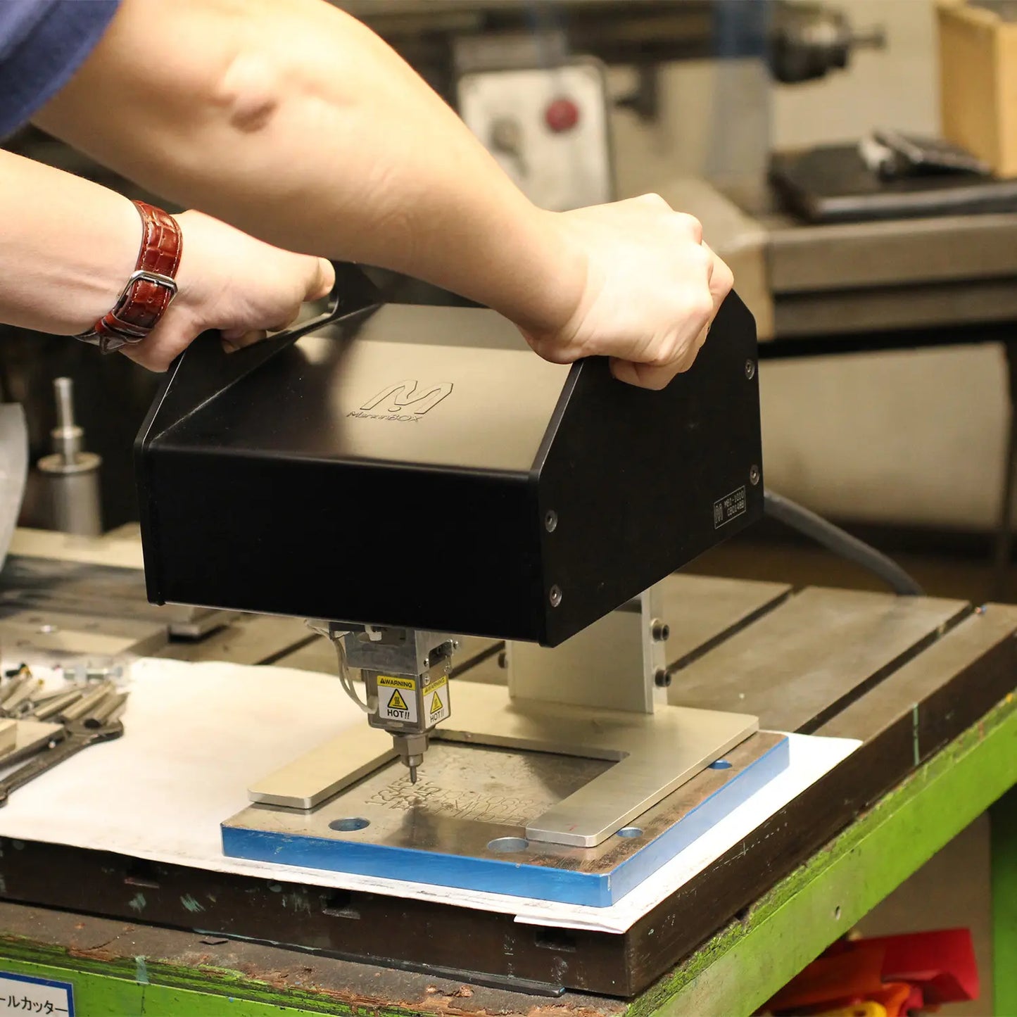 Markinbox MB1010 portable foot in use